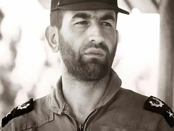 عکس؛ سفر در زمان؛ «شهید بابایی» با لباس رسمی نیروی هوایی قبل انقلاب؛ دهه 50