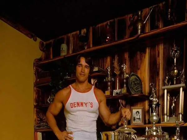 عکس؛ سفر در زمان؛ «آرنولد» در حال فیگور گرفتن در دهمین مسترالمپیا؛ سال 1353