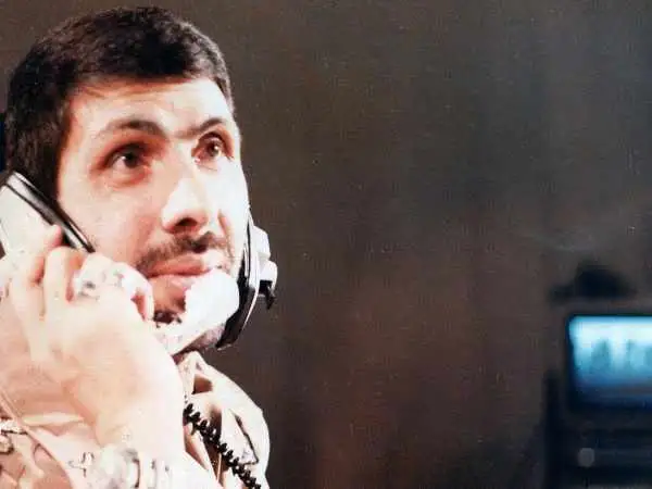 عکس؛ سفر در زمان؛ «صیاد شیرازی» در کنار فرزندان و در حیاط خانه؛ دهه 60