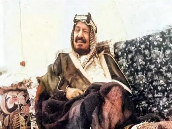 عکس؛ سفر در زمان؛ «اولین پادشاه عربستان و مهمانان اش در حال خوردن دو شتر کامل»؛ سال 1326