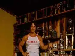 عکس؛ سفر در زمان؛ «آرنولد» در حال فیگور گرفتن در دهمین مسترالمپیا؛ سال 1353