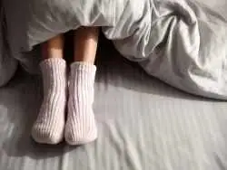 خوابیدن با جوراب برای سلامتی مفید است یا مضر؟؛ اثرات پوشیدن جوراب بر گردش خون