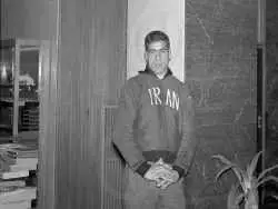 عکس؛ سفر در زمان؛ «غلامرضا تختی» در حال شام خوردن در توکیو ژاپن؛ سال 1337