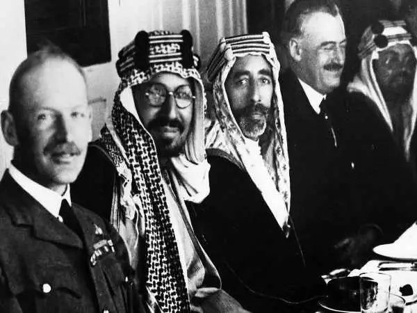 عکس؛ سفر در زمان؛ «اولین پادشاه عربستان و حاکم بحرین» در حال خوردن بچه شتر؛ سال 1326