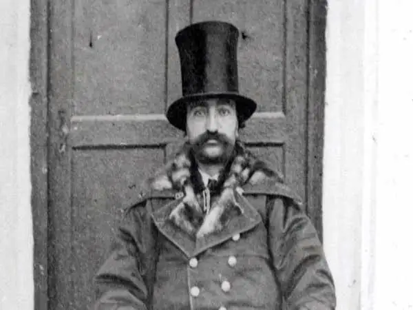 عکس؛ سفر به تاریخ؛ چهرۀ خندان «تحفه گل، زن ناصرالدین شاه» در یک عکس یادگاری