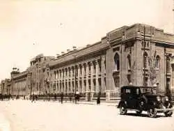 عکس؛ سفر در زمان؛ ظاهر «عابران، خودروها و ساختمان پست و تلگراف، میدان سپه»؛ دهه 30