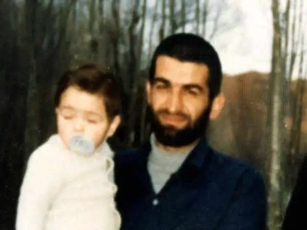 عکس؛ سفر به تاریخ؛ چهرۀ «شهید عباس بابایی» قبل از انقلاب در کنار همکارانش در یک پایگاه هوایی