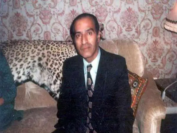 عکس؛ سفر به تاریخ؛ «احمدرضا، پنجمین پسر رضاخان» به همراه همسرش در یک زیارتگاه