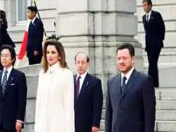 عکس؛ سفر در زمان؛ «پادشاه اردن در حال خوردن بره کامل با ارتشی ها»؛ سال 1378