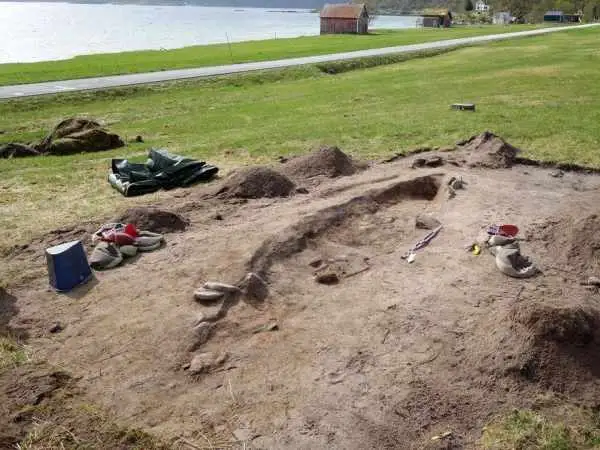 کشف مقبرۀ هزار سالۀ «زن وایکینگ و سگ وفادارش» که در یک «قایق» دفن شده بودند