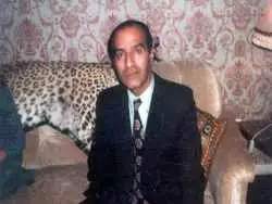 عکس؛ سفر به تاریخ؛ «احمدرضا، پنجمین پسر رضاخان» به همراه همسرش در یک زیارتگاه