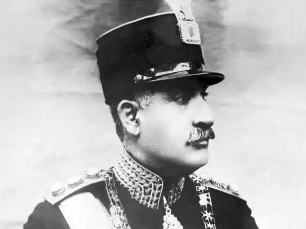 عکس؛ سفر در زمان؛ «رضاخان در کنار بقایای جمجمه کریم خان زند»؛ سال 1304