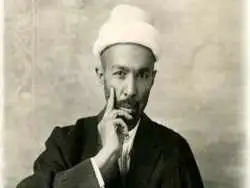 عکس؛ سفر به تاریخ؛ «نوۀ مظفرالدین شاه» در حال قلیان کشیدن در کنار «ملک الشعرای بهار»