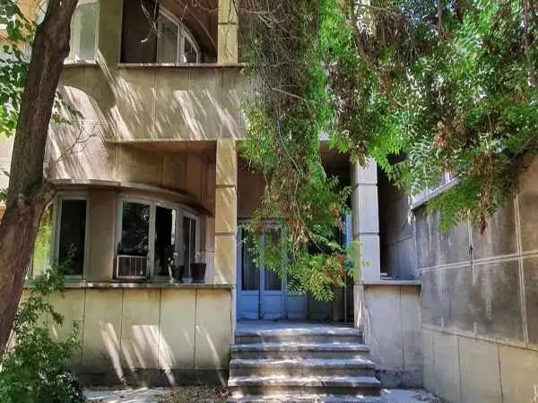 تصاویر؛ معماری خانه ای از دوران پهلوی دوم با تنور نان در قلب تهران مدرن