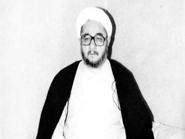 عکس؛ سفر در زمان؛ محمدصادق خلخالی در کنار امام خمینی در فرانسه؛ سال 57