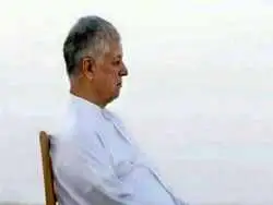 عکس؛ سفر به تاریخ؛ عکس متفاوت «هاشمی رفسنجانی» در حال پریدن از رودخانه