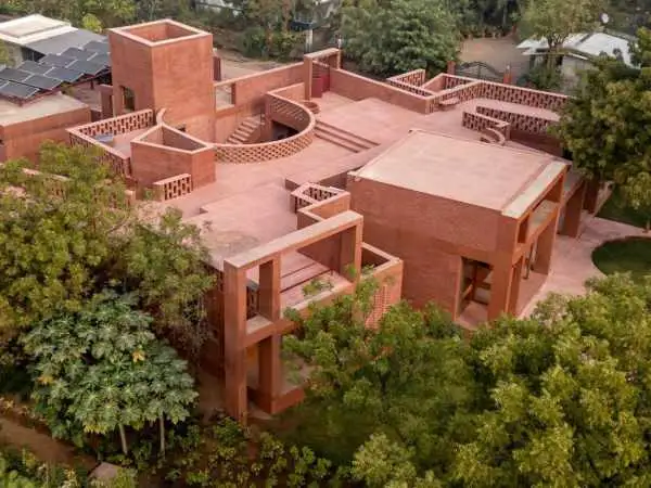 تصاویر؛ معماری خاص یک خانۀ هندی با حال و هوای «سفال»