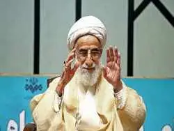 عکس؛ سفر به تاریخ؛ لباس متفاوت «آیت الله جنتی» در بازدید از یک شرکت مهندسی در جزیره کیش؛ سال 95