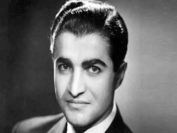 عکس؛ سفر به تاریخ؛ «عبدالرضا، چهارمین پسر رضاخان» و همسرش «پری سیما» در حال شکار در آفریقا