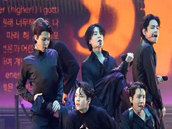 عکس؛ سفر در زمان؛ تیپ و چهره خاص «گروه بی تی اس» در یک مراسم؛ سال 1392