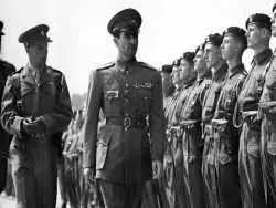 عکس؛ سفر در زمان؛ «محمدرضا پهلوی در کنار برادرانش در ستاد ارتش»؛ دهه 1310
