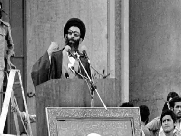 عکس؛ سفر در زمان؛ «رهبر انقلاب در کنار فرزندان و در حاشیه دیدار با امام»؛ سال 59