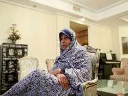 عکس؛ سفر در زمان؛ «فائزه هاشمی» در 36 سالگی در دفتر کارش؛ سال 1377