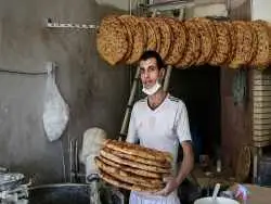 عکس؛ سفر در زمان؛ «نانوای جوان در حال پخت نان بربری» در تهران؛ سال 54