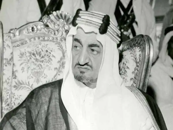 عکس؛ سفر در زمان؛ «سومین پادشاه عربستان در حال رژه رفتن با شمشیر»؛ سال 1333