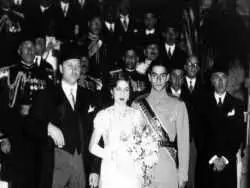 عکس؛ سفر در زمان؛ «فوزیه فواد در حال بازی کردن با خواهرش فریال»؛ دهه 1300