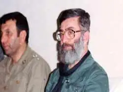 عکس؛ سفر به تاریخ؛ «رهبر انقلاب» با لباس پاسداری در جبهه در حال وضو گرفتن؛ سال 1367