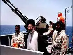 عکس؛ سفر در زمان؛ «احمد کاظمی با کلت و رهبر انقلاب با لباس ارتش در جبهه»؛ دهه 60