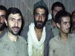 عکس؛ سفر در زمان؛ «صیاد شیرازی و محسن رضایی در حال گفتگو با جمعی از فرماندهان ارتش و سپاه در ایام جنگ»؛ دهه 60