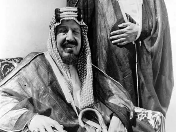 عکس؛ سفر به زمان؛ «پادشاه عربستان و فرماندار کل پاکستان در حال خوردن بره کامل»؛ سال 1331