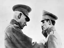 عکس؛ سفر در زمان؛ بازدید «رضاخان از یک مدرسه دخترانه بعد کشف حجاب»؛ سال 1314