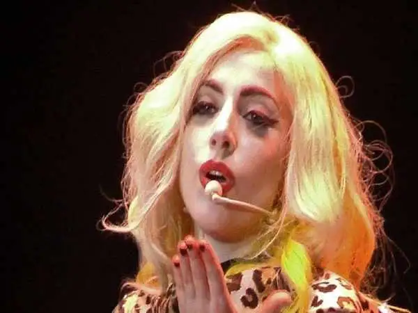 عکس؛ سفر در زمان؛ تیپ و چهره «لیدی گاگا» در 35 سالگی؛ سال 1399