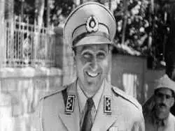 عکس؛ سفر در زمان؛ «رئیس ساواک در حال اعطای مدال به یک مامور مخوف اش»؛ دهه 40