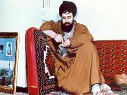 عکس؛ سفر در زمان؛ «سیداحمدخمینی در کنار رودخانه کوفه در عراق»؛ سال 1356