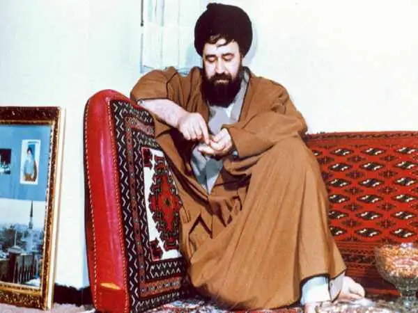 عکس؛ سفر در زمان؛ «سیداحمدخمینی در کنار رودخانه کوفه در عراق»؛ سال 1356