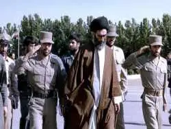عکس؛ سفر در زمان؛ رهبر انقلاب در لباس ارتش و در حال گفتگو با برخی فرماندهان ارتش در جبهه؛ دهه 60