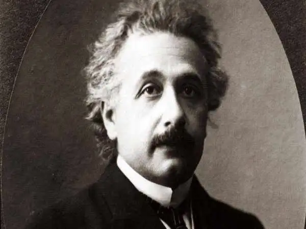 عکس؛ سفر در زمان؛ «انیشتین در حال پیاده روی در برلین آلمان»؛ سال 1299