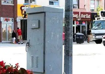 عکس؛ هنر خیابانی؛ خلاقیت بامزه هنرمند کانادایی که این «جعبۀ برق» را «نامرئی» کرده است