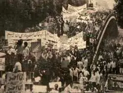 تصاویر؛ سفر در زمان؛ راهپیمایی 5 میلیونی علیه اسرائیل همزمان با حمله دشمن در تهران