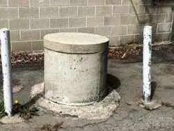 عکس؛ هنر خیابانی؛ خلاقیت بامزه هنرمند اسپانیایی که «سکوی بتنی» را به «ساز یک نوازنده» تبدیل کرده است