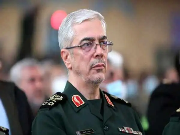 عکس؛ سفر به تاریخ؛ «سرلشکر باقری» در 23 سالگی در حال نماز خواندن پشت سر «شمخانی» در جبهه