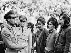 عکس؛ سفر در زمان؛ «محمدرضا پهلوی در کودکی و در کنار 5 افسر جوان ارتش»؛ دهه 1300