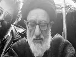 عکس؛ سفر در زمان؛ «آیت الله طالقانی در یک گفت وشنود مطبوعاتی در منزل شخصی اش»؛ سال 58