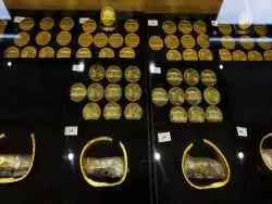 کشف گنج سکه های طلا در دیوارِ خانۀ مردی که در خانۀ سالمندان زندگی می کرد