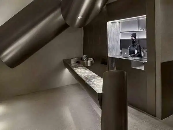 تصاویر؛ معماری یک کافه 60 متری با صفحات فولادی سقوط کرده 