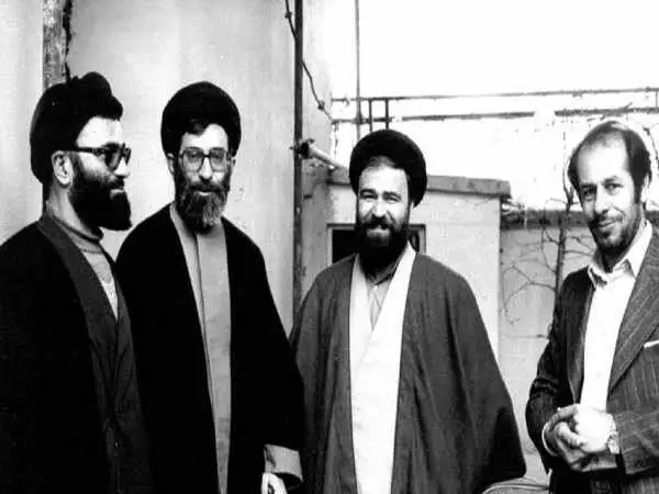 عکس؛ سفر در زمان؛ «سید احمدخمینی و مصطفی چمران» با اسحله در لبنان؛ سال 56